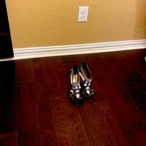 black/ white..size10